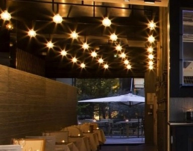 Un plafond en aluminium dans un restaurant